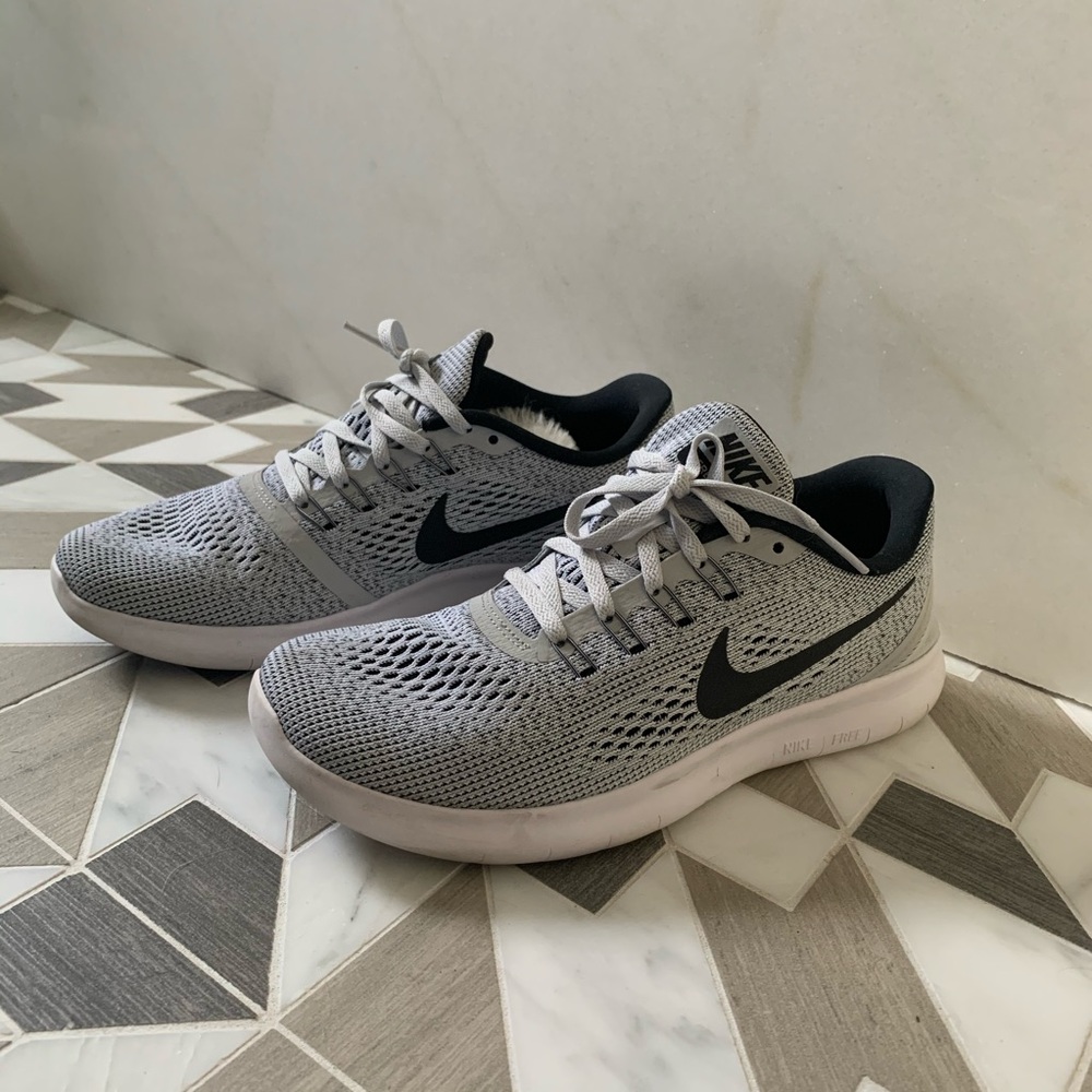 Nike Tennis Shoes - LIKE NEW